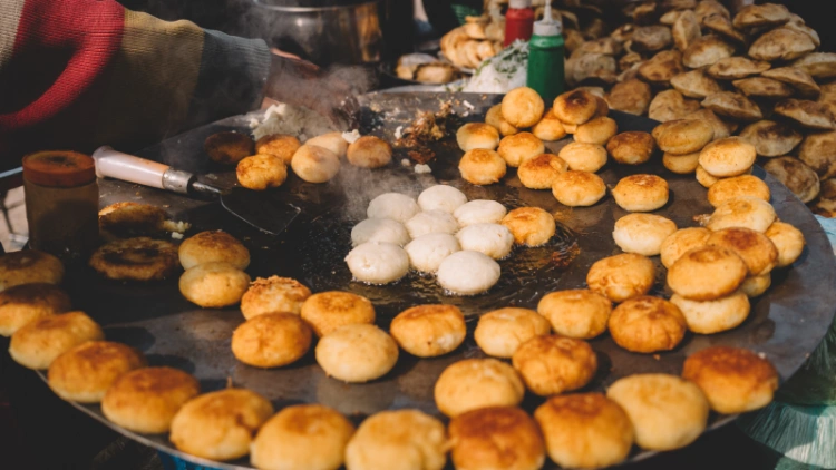 Best Budget Foods Available at Indian Railway Stations