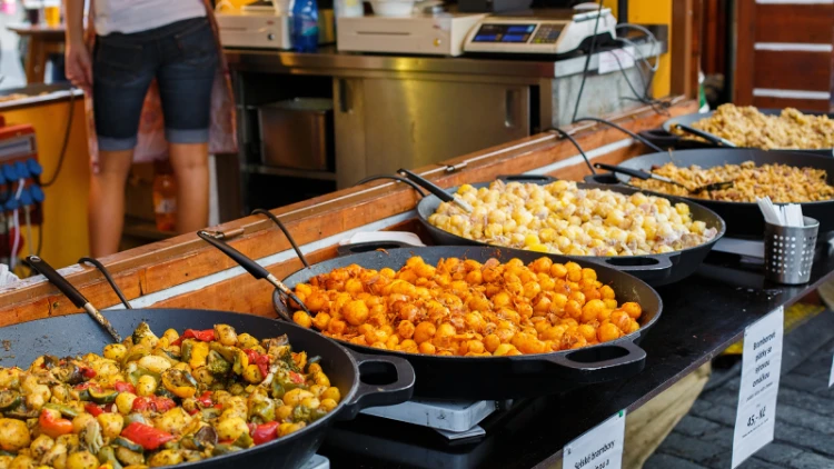 Best Street Food Near Indian Railway Stations on a Budget