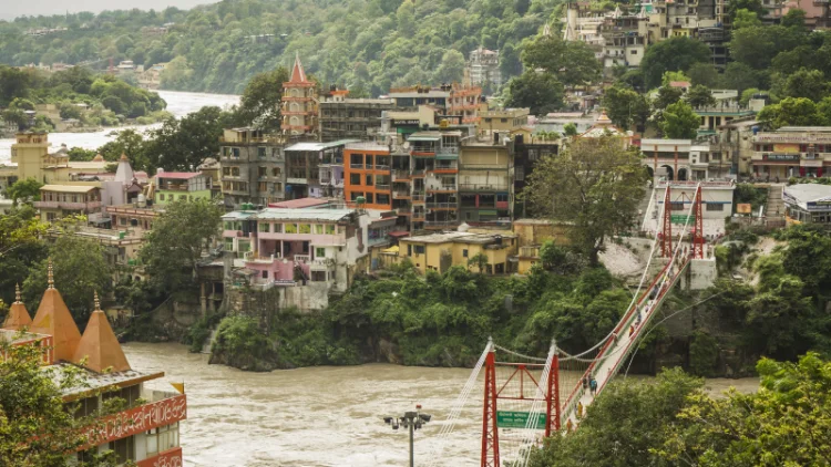 Top Budget Hotels in Rishikesh Under ₹1000 – Stay Near the Ganges